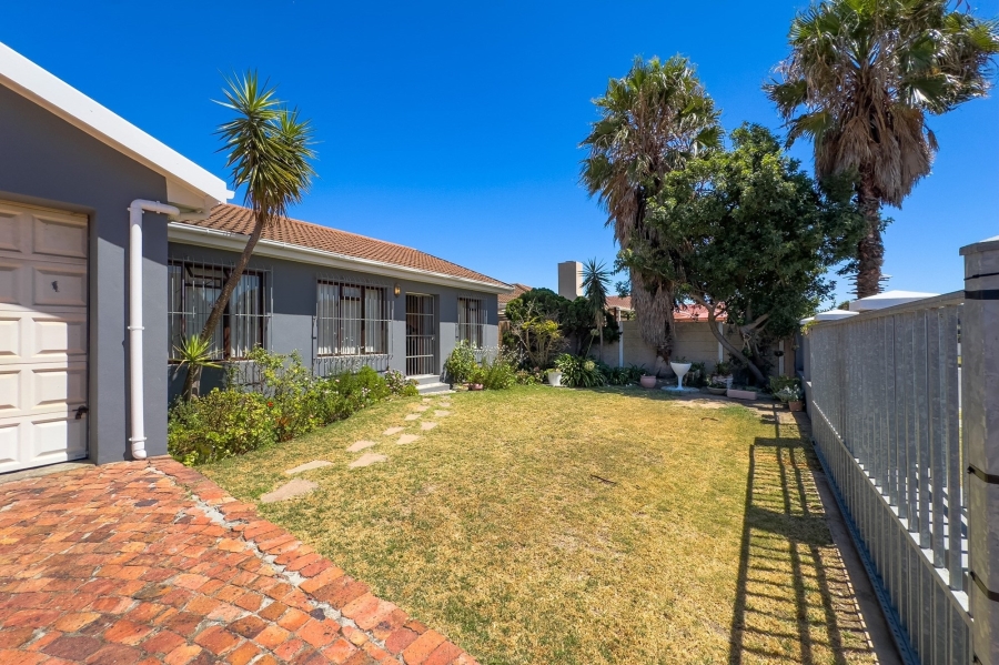 5 Bedroom Property for Sale in Uitzicht Western Cape